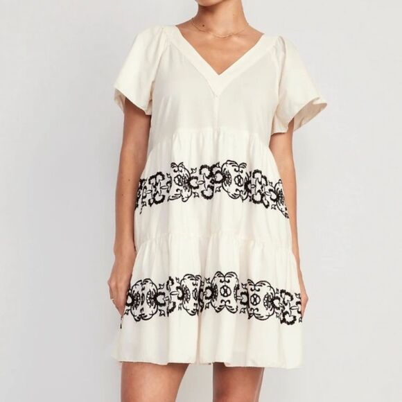 Old Navy Dresses & Skirts - Old Navy Embroidered Flutter-Sleeve Swing Dress small cotton blend white black